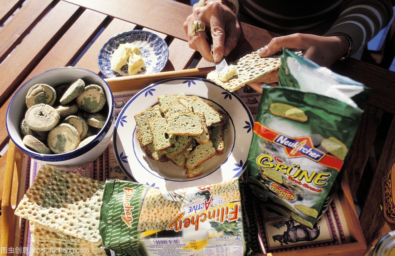 藻类食品。托盘的各种饼干和面包产品海藻和其他藻类。黄油被传播在饼干吃掉右上。这些产品都是来自德国。